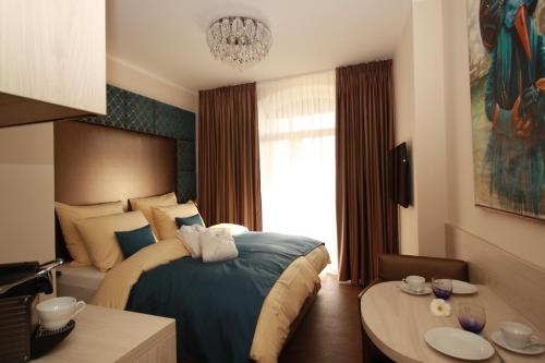 una habitación de hotel con una cama grande y una mesa en Mr.& Mrs. President en Erfurt