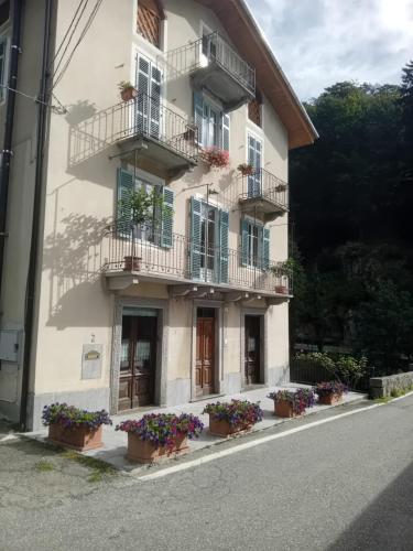 a building with flowerpots on the side of a street at Ponte Fontana in Campiglia Cervo