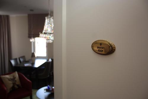 a room with a door with a clock on it at Mr.& Mrs. President in Erfurt
