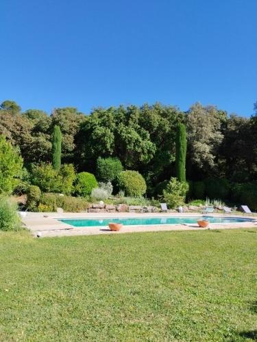 - une piscine au milieu d'une pelouse dans l'établissement Le Grand Saint Mitre, à Saint-Maximin-la-Sainte-Baume