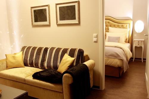 a living room with a couch and a bed at Mr.& Mrs. President in Erfurt