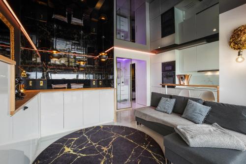 un salon avec un canapé et une cuisine dans l'établissement Bacarrat coursive Port nature, au Cap d'Agde