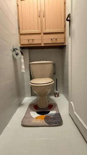 - une salle de bains pourvue de toilettes et d'un tapis au sol dans l'établissement Grand Appartments Sappia, à Nice