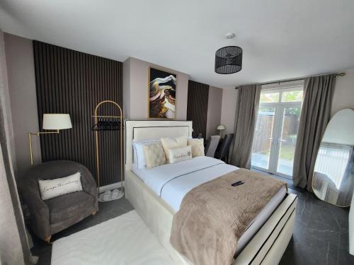 Ένα ή περισσότερα κρεβάτια σε δωμάτιο στο Shiloh Guest Suite