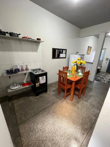 a dining room with a table and chairs in a room at Apartamento Aconchegante prox Aeoroporto in Manaus