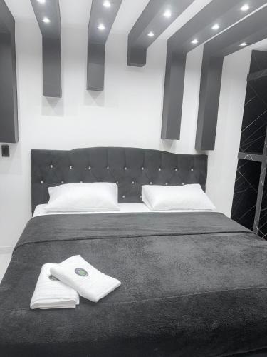 a bedroom with a large bed with white towels on it at Hotel Gool de Guerrón in Quito