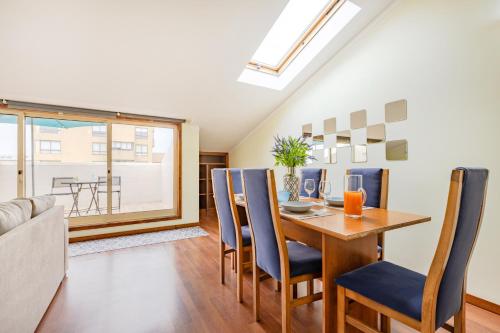a dining room with a table and chairs at Top Floor Retreat in Espinho in Espinho