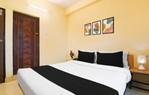 Postel nebo postele na pokoji v ubytování Hotel O Profulla Devi Guest House