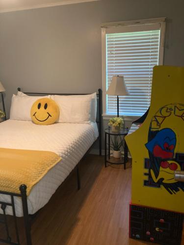 Postel nebo postele na pokoji v ubytování Cozy House of the South Overnight Guesthouse Rentals