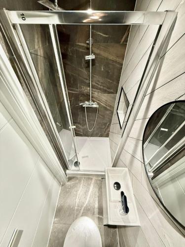 a bathroom with a sink and a mirror at The Goldsmith Residence - 43 - Prime Locaton Rooms in London