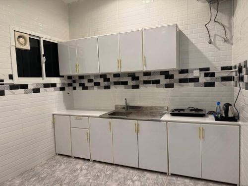 Kuchyň nebo kuchyňský kout v ubytování ركن صحاري للشقق المخدومة 3 المروج Rukn Sahari for Served Apartments