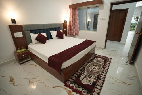 a bedroom with a bed in a room at Hotel Park View in Khajurāho