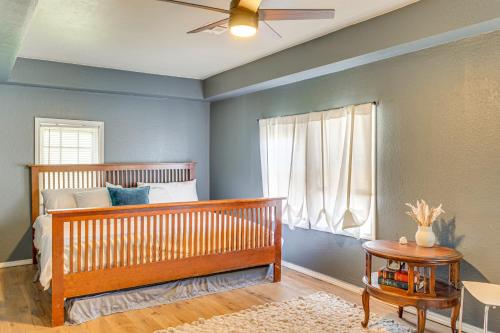 1 dormitorio con cuna y ventana en 3 Mi to Dtwn OKC Pet-Friendly Paseo Gem!, en Oklahoma City