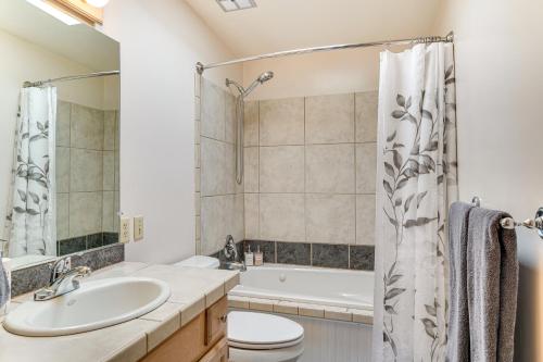 une salle de bain avec un lavabo, des toilettes et une baignoire dans l'établissement Near Catalina Hiking Trails Mtn-View Home with Pool, à Tucson