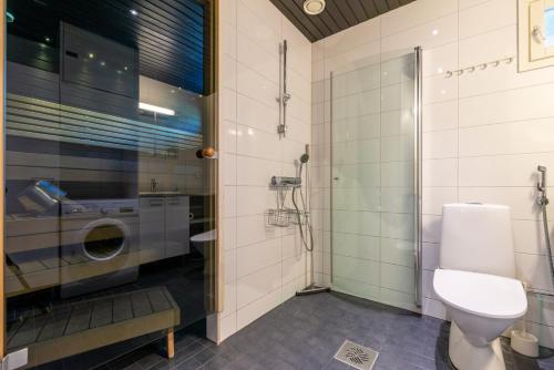 ルカにあるKotokuusi 4 - Ulkoilijoiden suosikkikohde, sisältää siivouksen ja Wifinのバスルーム(洗濯機、トイレ付)