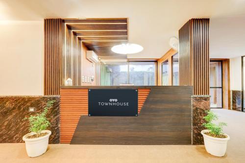 ニューデリーにあるTownhouse The Grand Villaの「Spin Tokyo」と書かれた看板のあるオフィスロビー