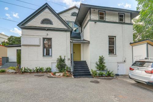 Billede fra billedgalleriet på Walk to Bars, Bites and Bands Bold Athens Getaway! i Athens