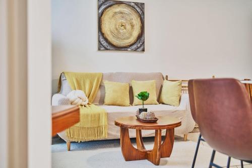 Χώρος καθιστικού στο Amazing two bedroom condo