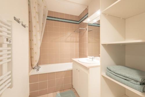 un piccolo bagno con lavandino e doccia di Un Jardin Au Coeur De Luchon a Luchon