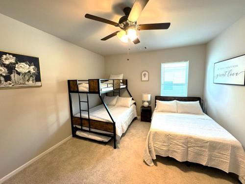 Postel nebo postele na pokoji v ubytování The Modern and Stylish Hangout Hub by LSU - CB1022