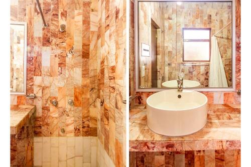 a bathroom with a sink and a mirror at OYO Hotel Del Parque in Guadalajara