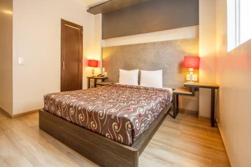 a hotel room with a bed and a desk at OYO Hotel Del Parque in Guadalajara