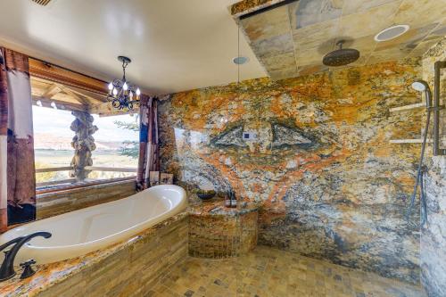 Bilik mandi di Stunning Mountain Views Spacious Cabin in Dubois!