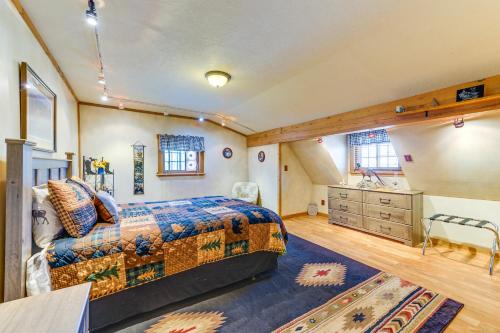 Katil atau katil-katil dalam bilik di Stunning Mountain Views Spacious Cabin in Dubois!