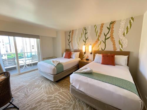 Ένα ή περισσότερα κρεβάτια σε δωμάτιο στο Ala Moana Hotel 13th FL R0 2Double Beds 4Person