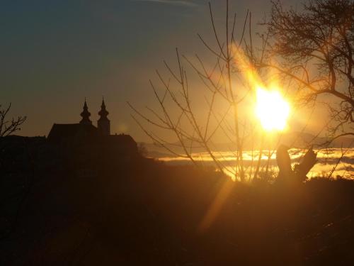 a sunset with the sun setting in the background at PilgerRosenhof in Maria Taferl