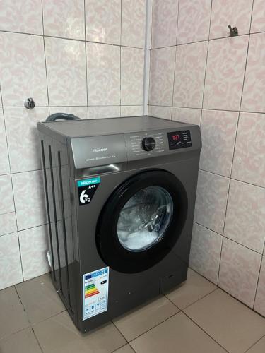 a washing machine in a corner of a room at Maison entière - La Casa Cotonou in Cotonou