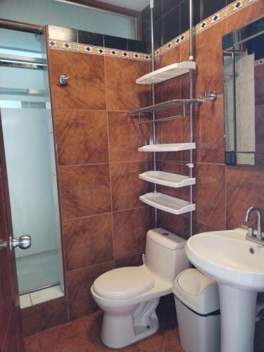 ein Badezimmer mit Toilette und Waschbecken in der Unterkunft Departamento luminoso frente de la playa Huanchaco in Huanchaco