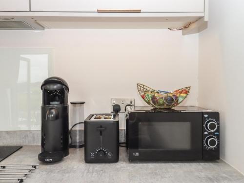 a microwave and a toaster on a kitchen counter at The Bickleigh in Tiverton