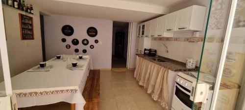 a kitchen with a long counter in a room at Rota dos Vinhedos in Espirito Santo Do Pinhal