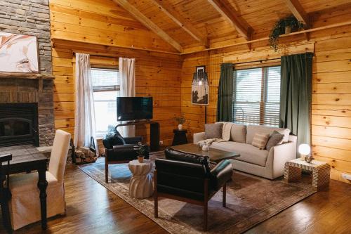 ein Wohnzimmer mit Couch und Kamin in der Unterkunft "Alpine Hills" Cozy Hideaway RRG Cabin w/ Hot Tub in Stanton