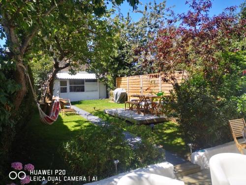 a backyard with a hammock and a swing at chambres dans Maison individuelle 46 Rue de Luzel in Saint-Brieuc