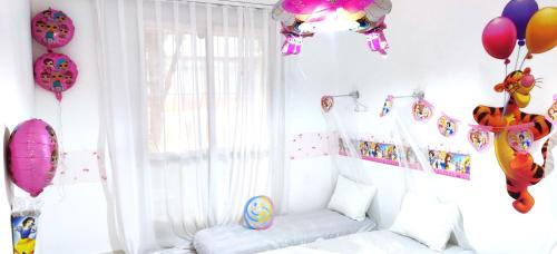 Una cama o camas en una habitación de DISNEY'S Slumber Party