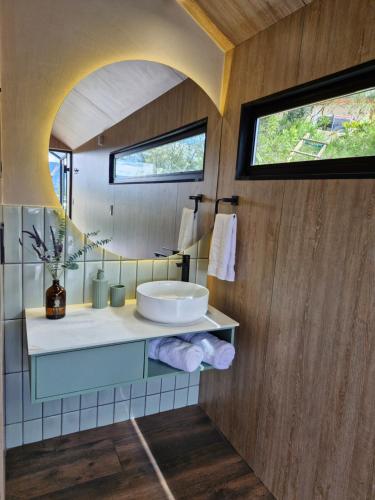 une salle de bain avec un lavabo et un miroir dans l'établissement Vive Rela Tiny Houses, à Nemocón