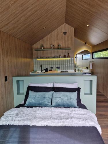 une chambre avec un grand lit dans une pièce dans l'établissement Vive Rela Tiny Houses, à Nemocón