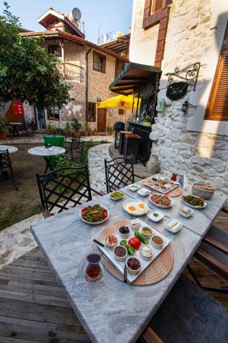 un tavolo con sopra dei piatti di cibo di Affan Boutique Hotel a Hatay