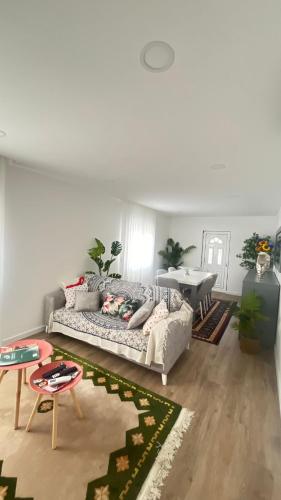 una sala de estar con un sofá y una mesa en Os Pimentinhas, 