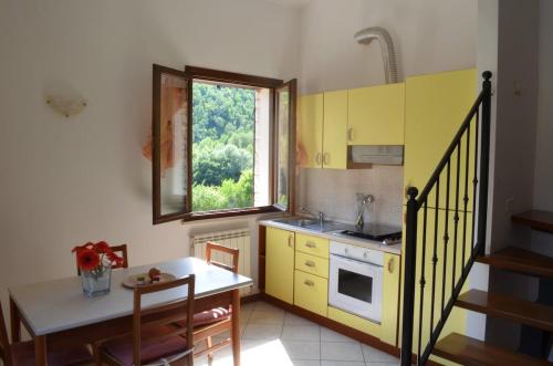 Dapur atau dapur kecil di Oasi di Piobbico Piscina con Vista sul Monte Nerone