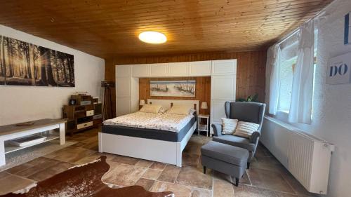 PöttelsdorfCharmantes Cottage Appartement的带床和椅子的卧室