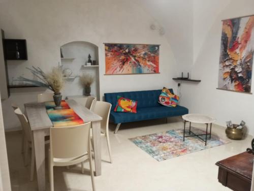 a living room with a blue couch and a table at Casa MiKiaMi in Monte SantʼAngelo