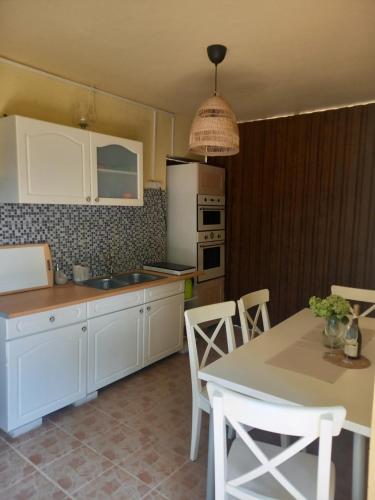 Η κουζίνα ή μικρή κουζίνα στο Salix Guesthouse by Mital