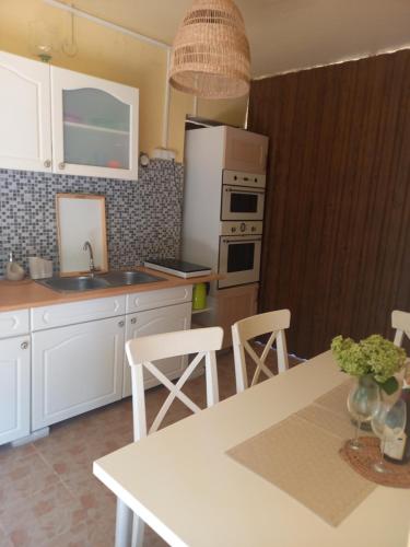 Η κουζίνα ή μικρή κουζίνα στο Salix Guesthouse by Mital