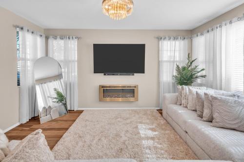 a living room with a couch and a tv at Stylish 3br 3 Bth w fireplace in Beaumont