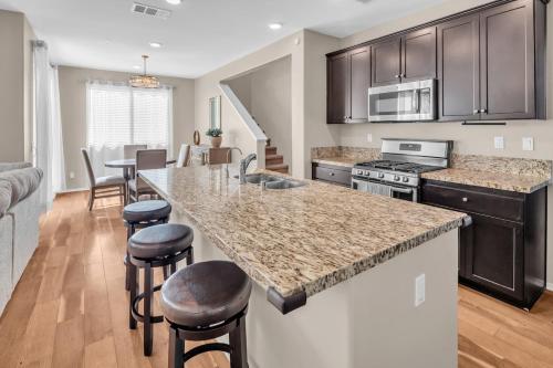 a kitchen with a large island with bar stools at Stylish 3br 3 Bth w fireplace in Beaumont