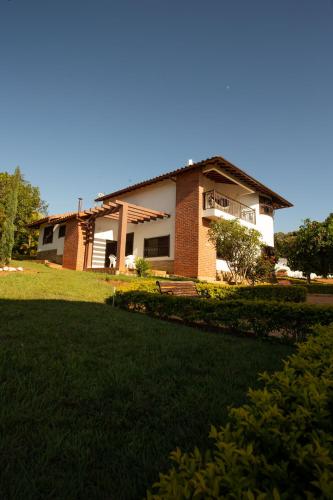 una casa con césped delante en Condominio Parque Baviera, en Barichara