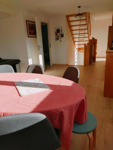 Ruang duduk di Maisons neuves dans quartier calme